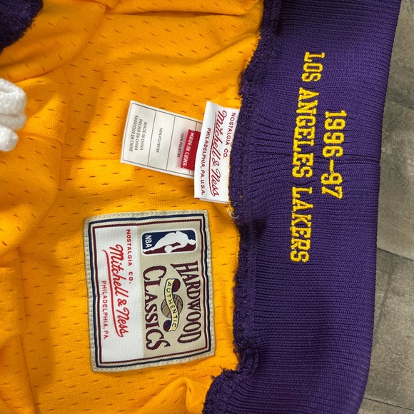 Mitchell & Ness Gold NBA Los Angeles Lakers 1996-97 Swingman Shorts Sz 2XL - Picture 4 of 5